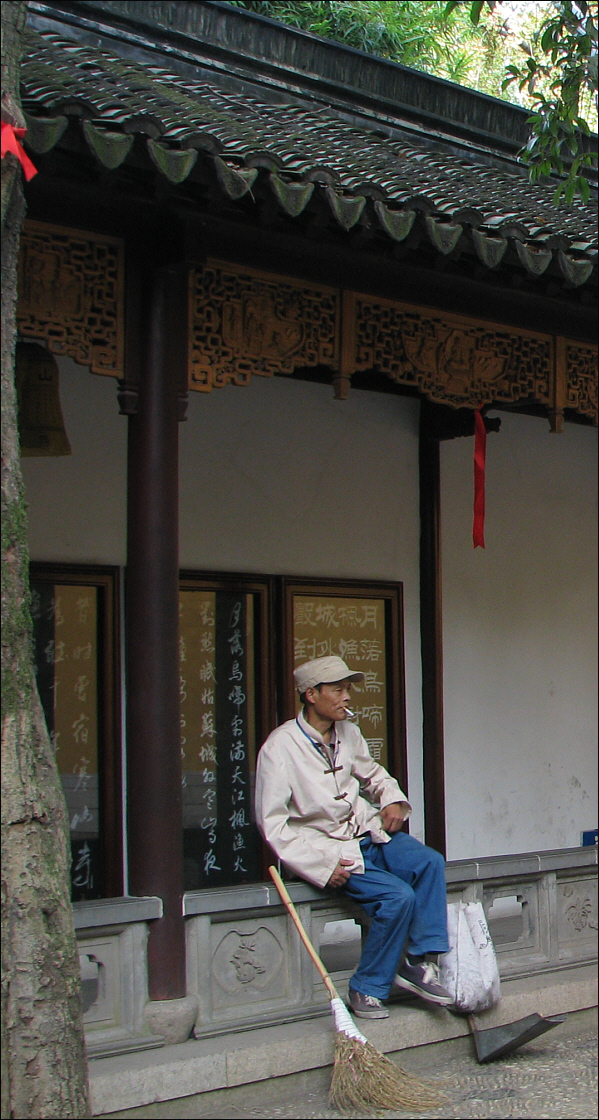 Worker taking a cigarette break at Hanshan, Oct 14, 2012 Francis Chin